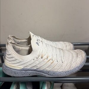 Women's APL Techloom Wave size 8